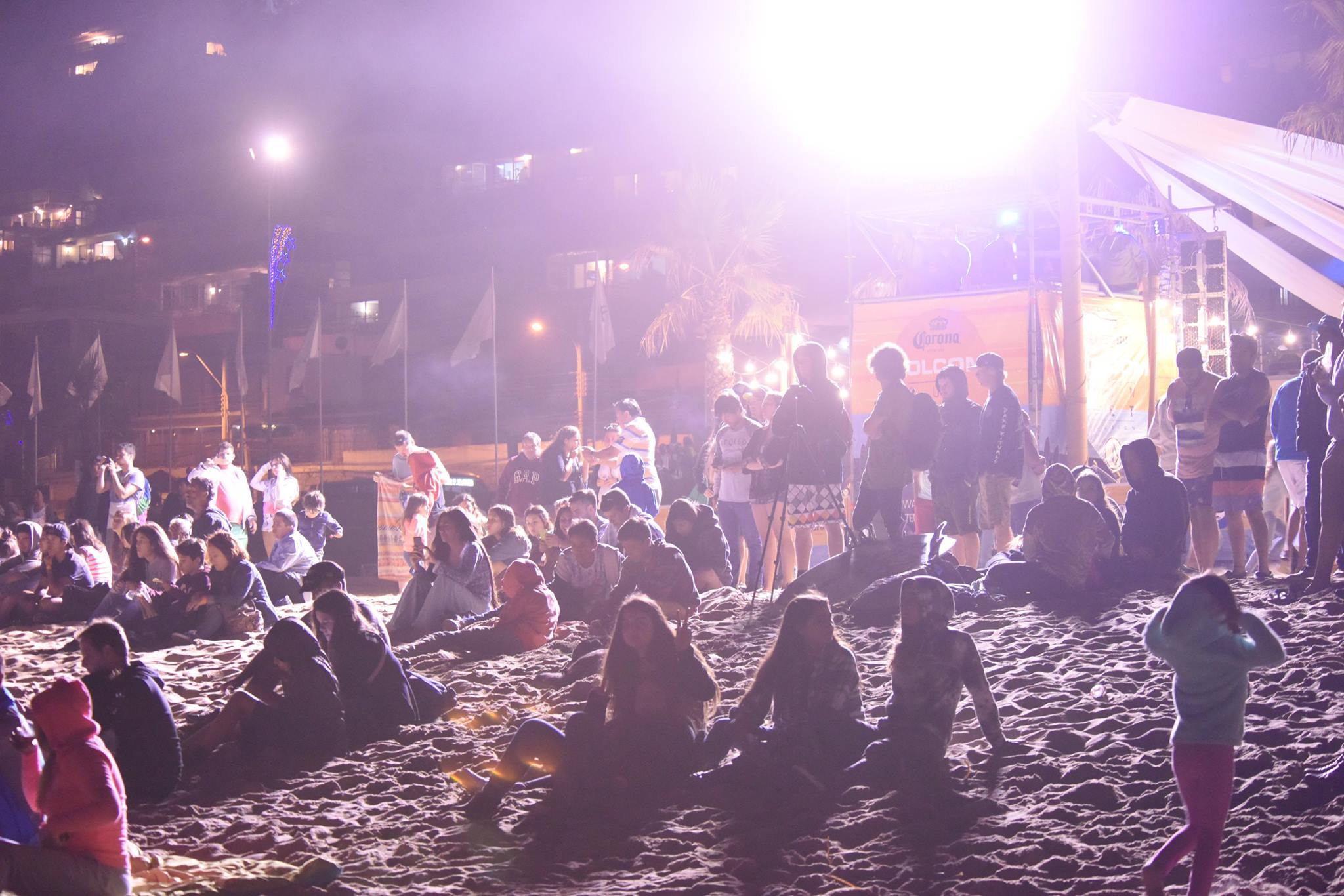 Reñaca despide el verano con encendido show de surf nocturno