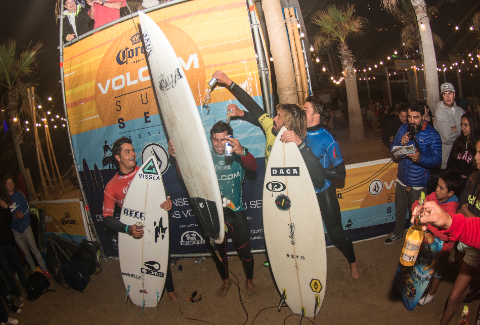 Reñaca despidió el verano con espectacular show de surf nocturno