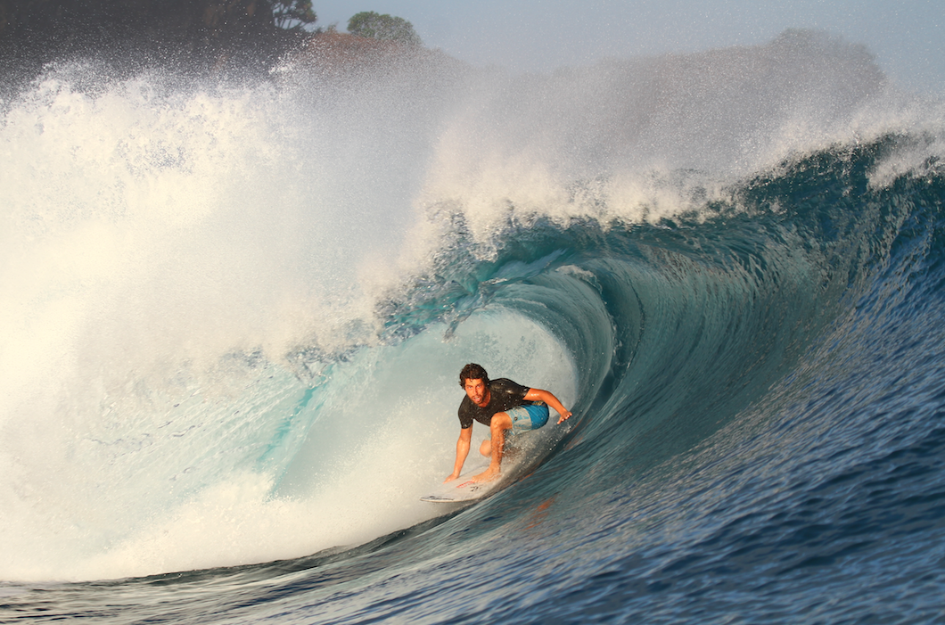 Medio millar de fanáticos del surf alucinaron “Con Los Pies en el Agua” en Club Subterráneo