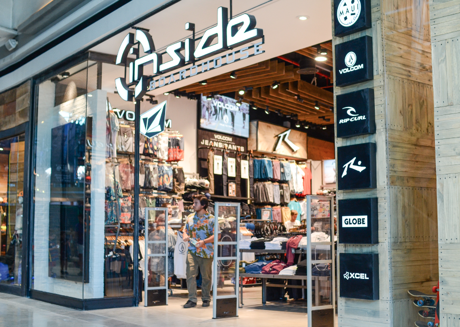Con invitados de lujo y gran cantidad de público se inauguró la tienda Inside Board House de Mall Sport