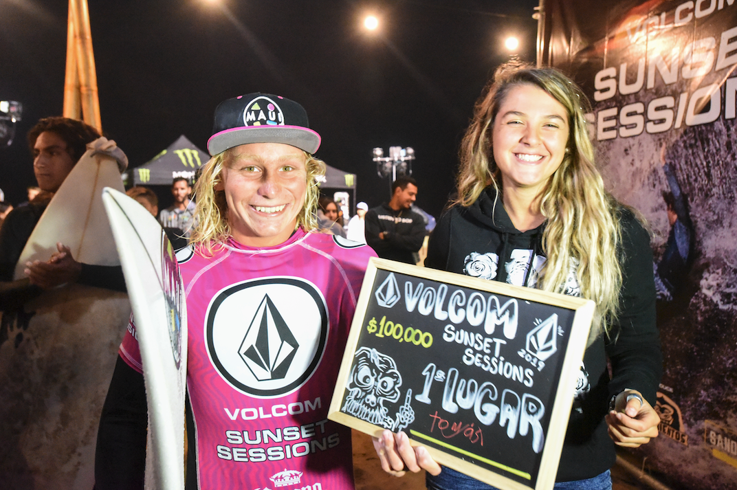 Con espectaculares maniobras, Tomás Bock deslumbró y se llevó el torneo de surf nocturno Volcom Sunset Sessions by Monster Energy en Reñaca